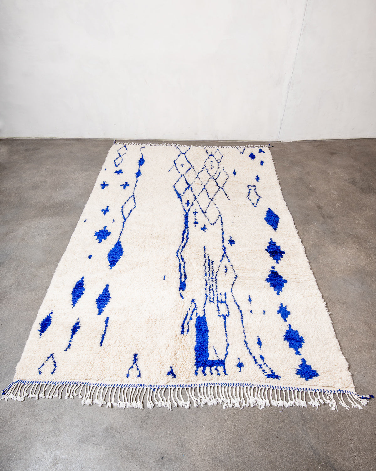 Modern designer handcrafted Berber rug from Morocco. Azilal rug with beautiful colors and patterns. Made of sheep’s wool and colourful cotton.